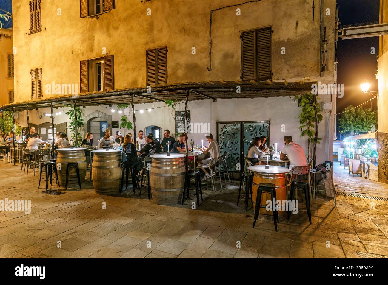 Weinbar am Abend in Saint-Florent, Korsika, Frankreich, Europa Stockfoto