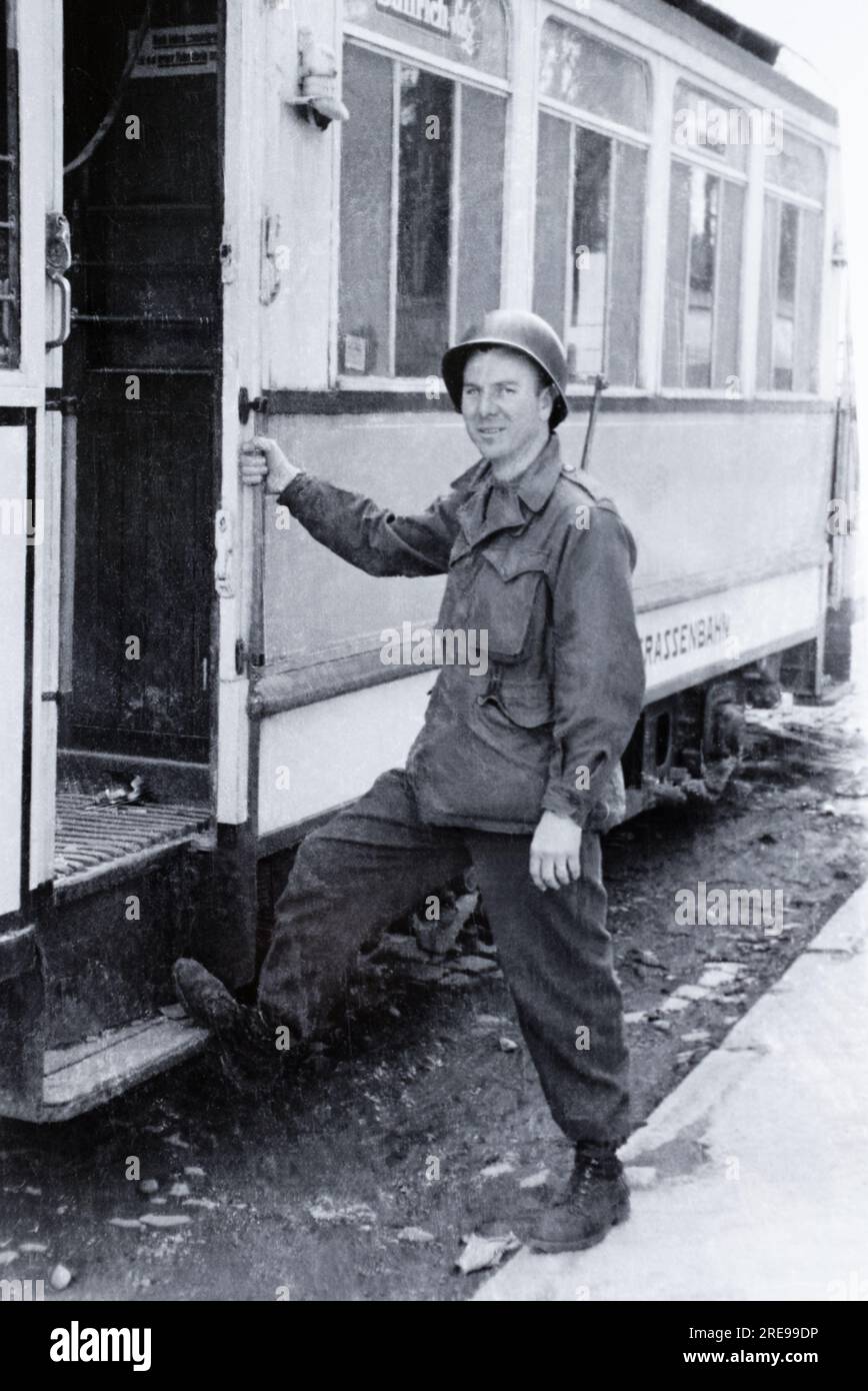 Ein amerikanischer Soldat, der im besetzten Berlin um 1945 in eine Straßenbahn steigt. Stockfoto