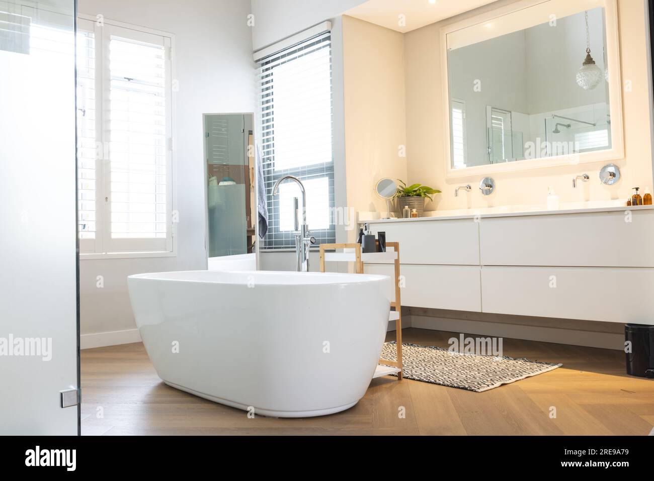 Allgemeiner Blick auf Badezimmer mit Badewanne, Spiegel und Waschbecken Stockfoto