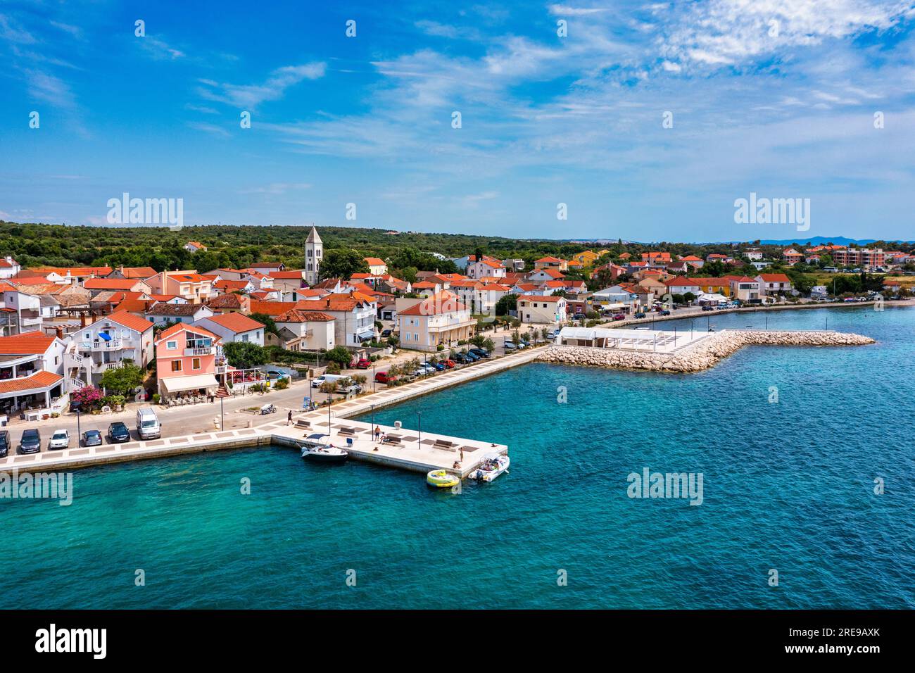 Petrcane Dorf Touristenziel Küste Luftpanorama Blick, Dalmatien Region von Kroatien. Draufsicht auf das Dorf Petrcane, Kroatien. Petrca Stockfoto