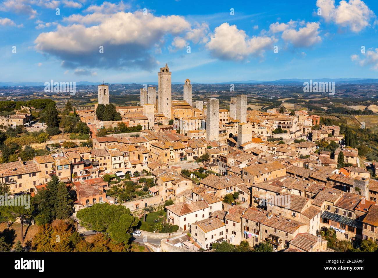Stadt San Gimignano, Toskana, Italien mit seinen berühmten mittelalterlichen Türmen. Luftaufnahme des mittelalterlichen Dorfes San Gimignano, ein UNESCO-Weltkulturerbe S Stockfoto
