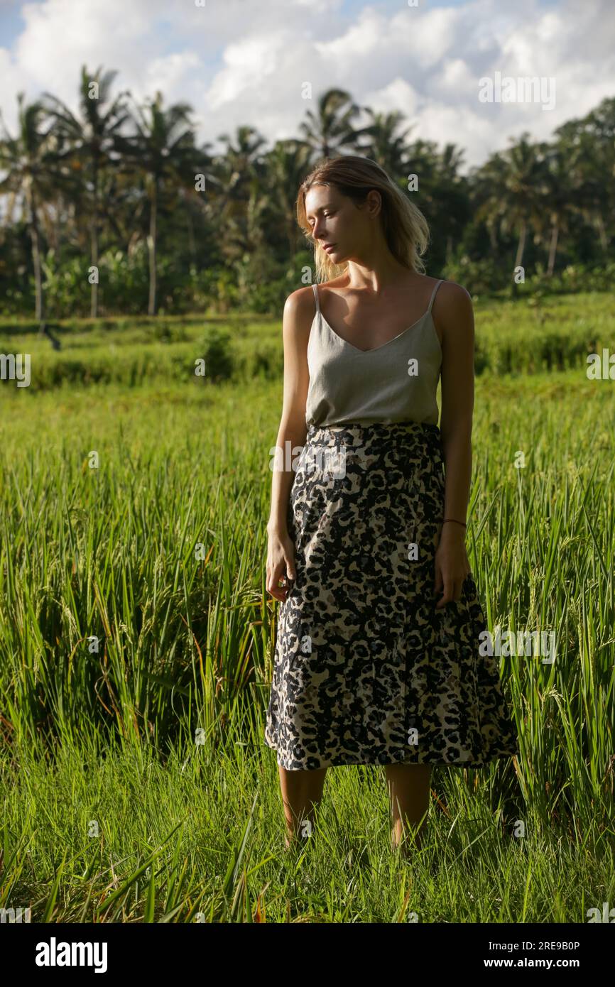 Outdoor-Modeporträt einer jungen Frau auf dem Reisfeld der tropischen Insel, natürliches Sonnenlicht. Konzept von Freiheit, Reisen, Umwelt, Verbindung Stockfoto