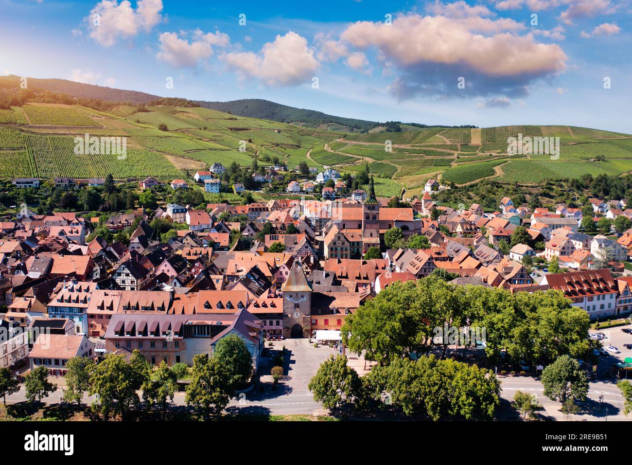 Traditionelles Fachwerkhaus in Turckheim, Elsass, Frankreich. Eine der berühmten Städte im Elsass, malerische Route in der Nähe von Colmar, Frankreich. Farbenfrohes traditionelles fre Stockfoto