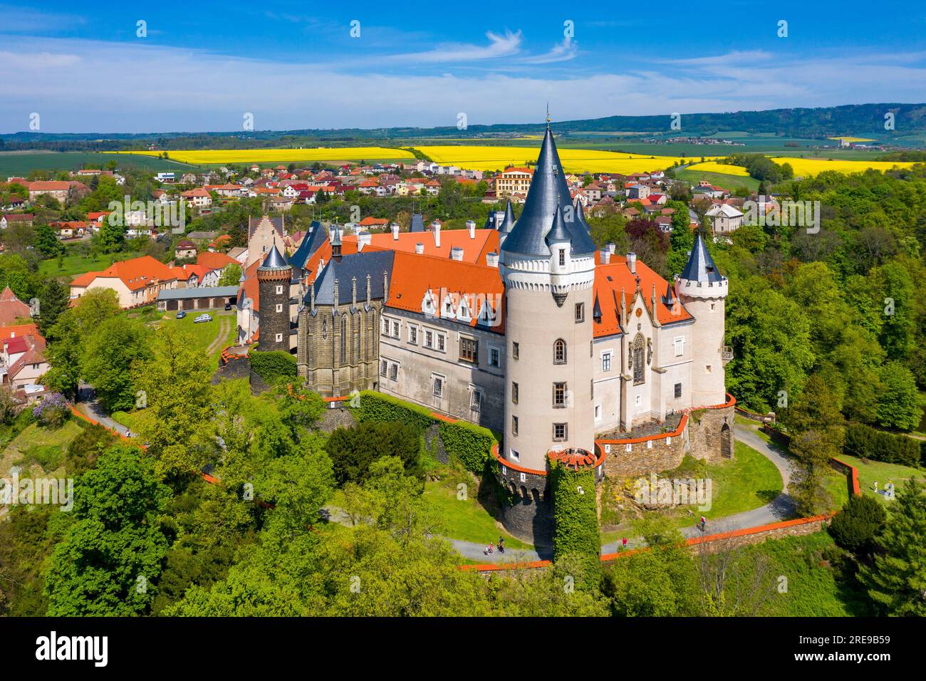 Luftaufnahme des Schlosses Zleby in der Region Mittelböhmen, Tschechische Republik. Die ursprüngliche Burg Zleby wurde im neugotischen Stil des Schlosses umgebaut. Chatten Stockfoto
