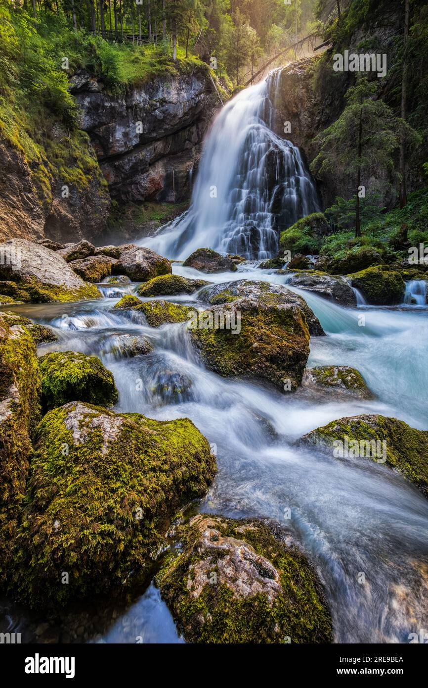 Gollinger Wasserfall in Golling an der Salzach bei Salzburg, Österreich. Gollinger Wasserfall mit moosigen Felsen und grünen Bäumen, Golling, Salzburger Land, Stockfoto