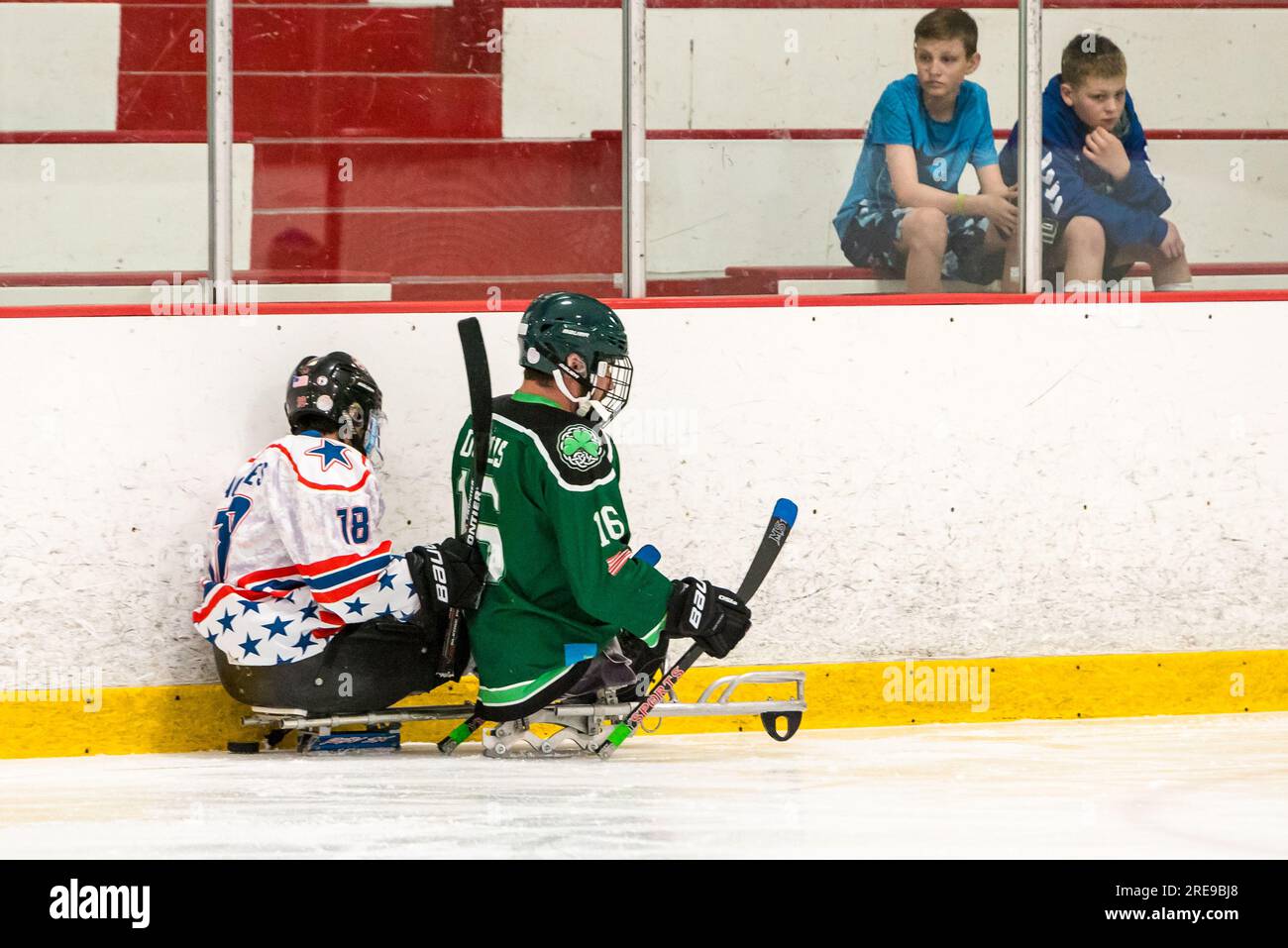 New England Warriors gegen Spaulding Boston Shamrocks beim Hero's Cup Hockey Turnier Stockfoto