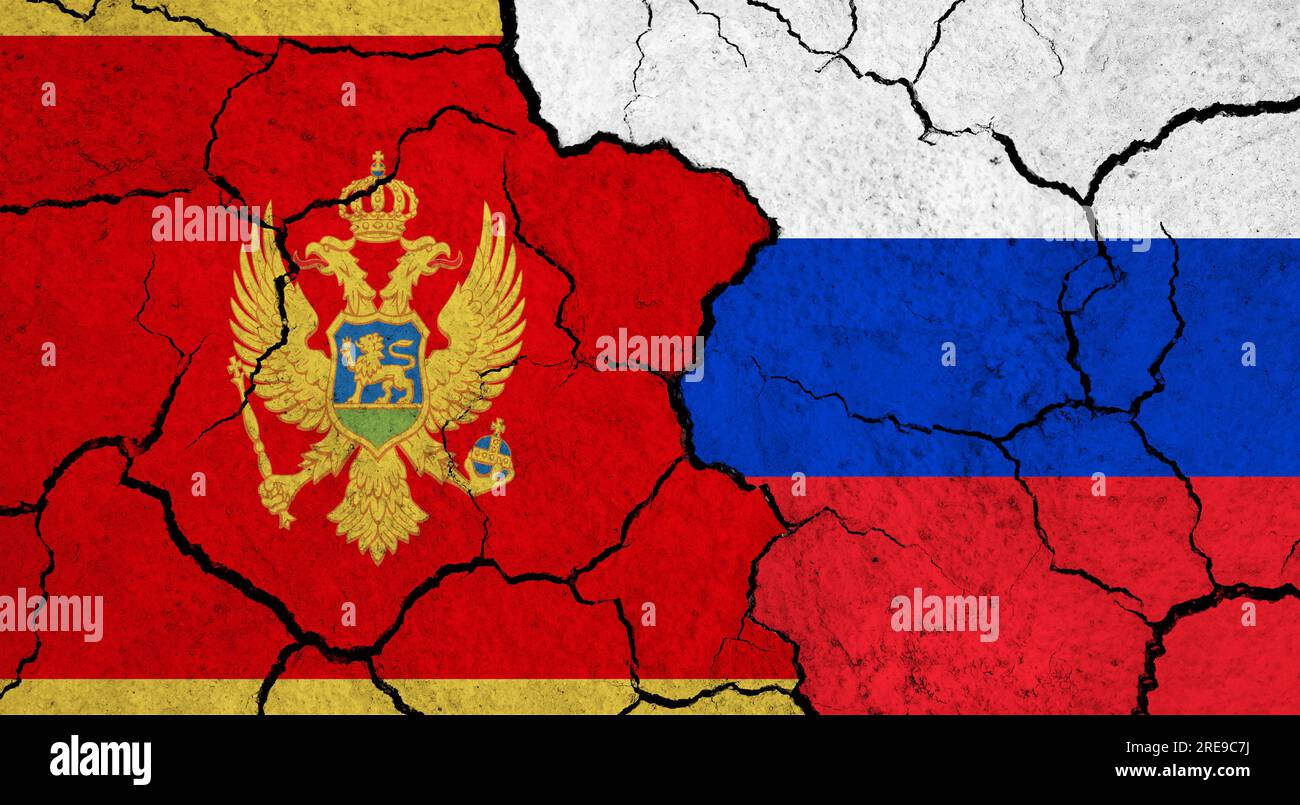 Flaggen Montenegros und Russlands auf rissiger Oberfläche - Politik, Beziehungskonzept Stockfoto