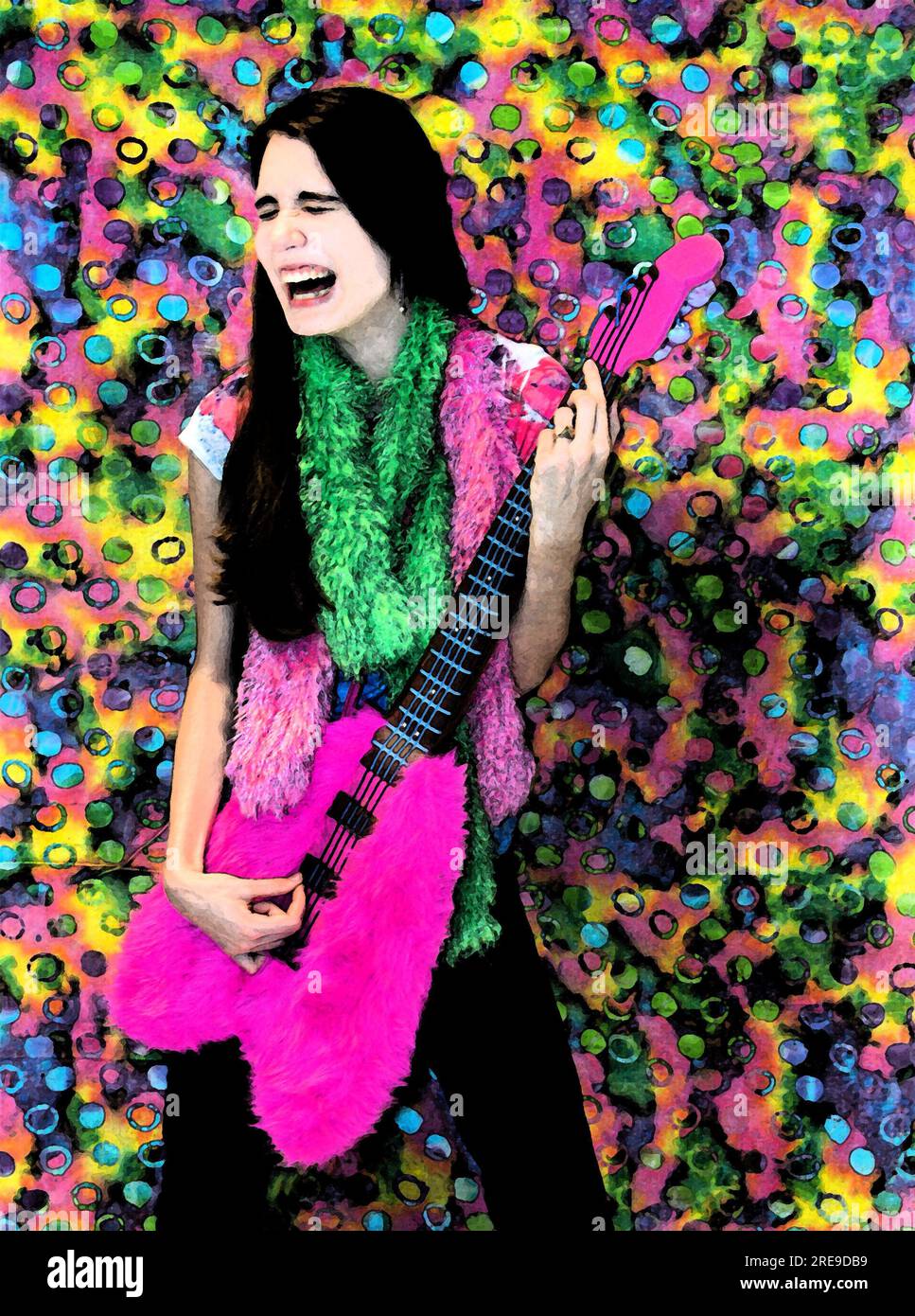 Abbildung eines lachenden Teenagers, der vorgibt, auf einer ausgestopften, flauschigen Basisgitarre zu stolzieren. Ein tye-farbiger Hintergrund sorgt für lebendige Farben und Stockfoto
