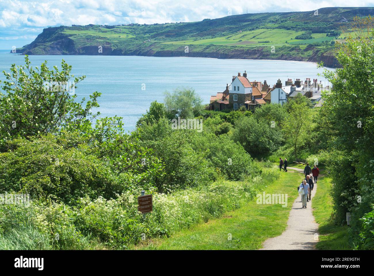 Robin Hood's Bay, mit Blick nach Süden zu den South-Cheek-Klippen. Weg vom Bank Top Car Park zum Strand und zum Meer, North Yorkshire; England; Großbritannien Stockfoto