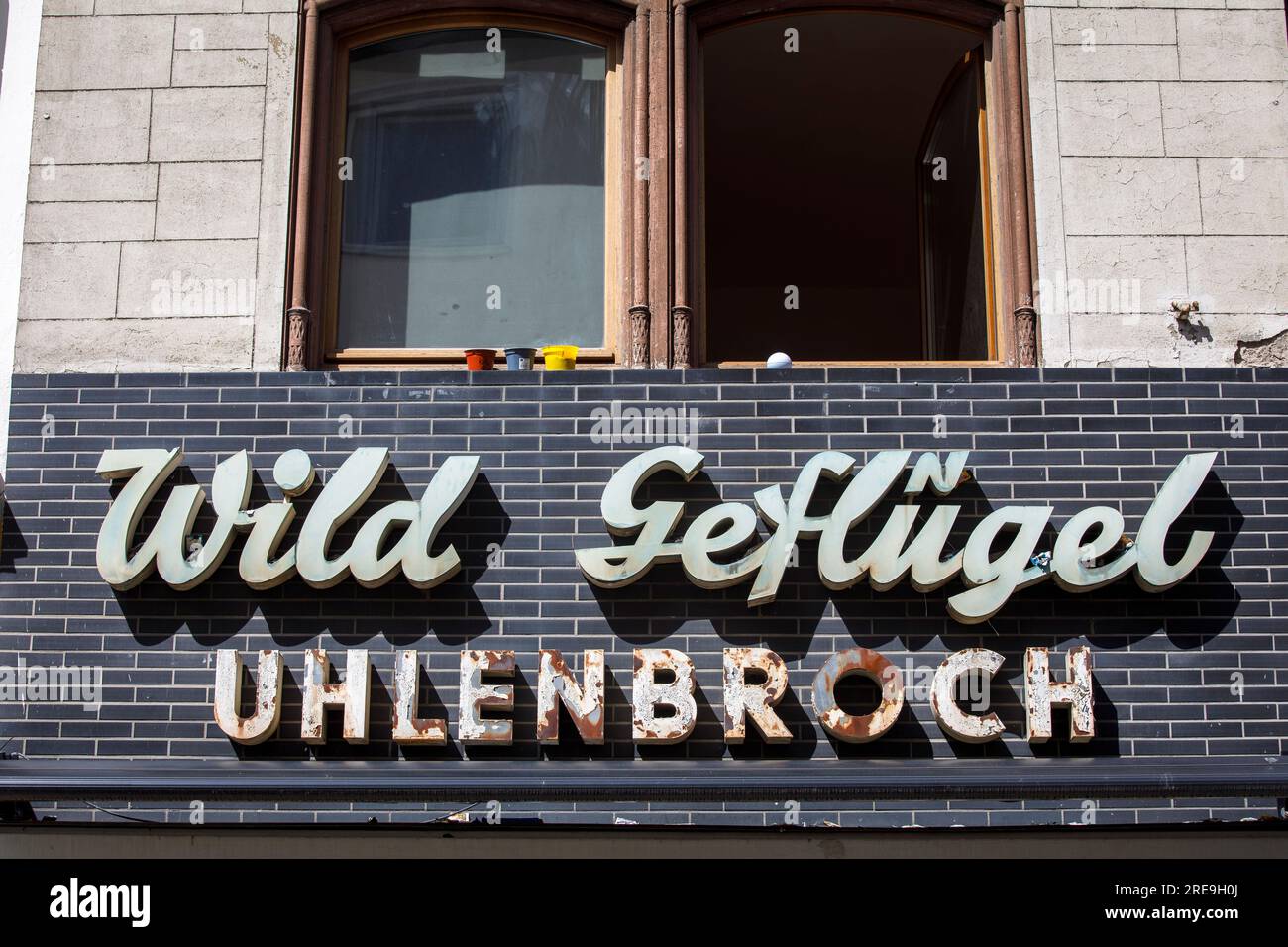 Altes Ladenschild in einem Wild- und Geflügelgeschäft in der Severin Street, Köln. altes Schild / Schriftzug an einem Laden für Wild und Gefluegel au Stockfoto
