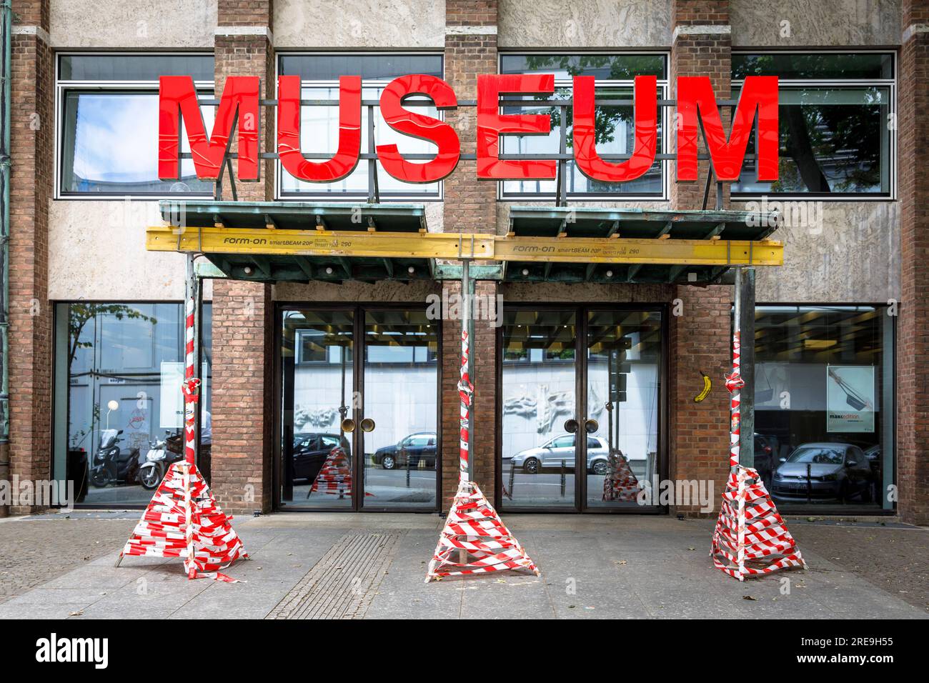 Treppenhaus am Eingang zum Museum für angewandte Kunst (MAKK), Köln, Deutschland. Abstuetztes Vordach am Eingang zum Museum für Angewandte Kuns Stockfoto