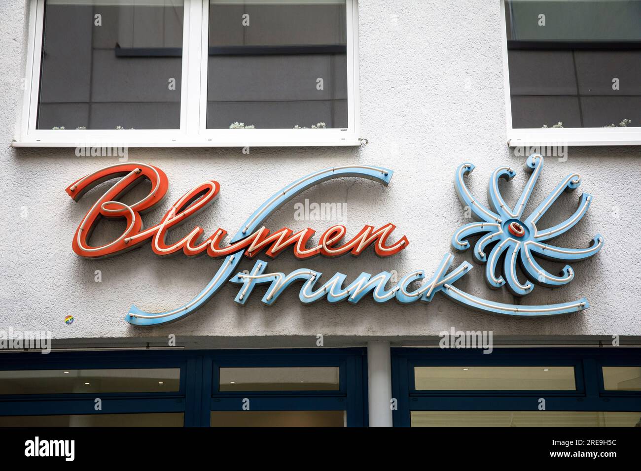 Altes Neonschild am Strunck Blumenladen an der Wallgasse im Stadtzentrum Köln. alte Neonschild / Schriftzug am Blumenlade Stockfoto