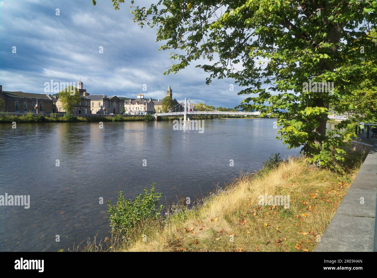 Blick in Richtung Norden auf Fußweg neben dem Fluss Ness direkt unter der Ness Bridge in der Nähe des Zentrums von Invernes City. Inverness, Highlands, Schottland, Großbritannien Stockfoto