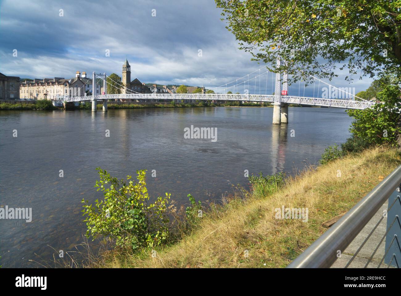 Der von Bäumen gesäumte Fußweg am Fluss Ness liegt direkt unter der Ness Bridge in der Nähe des Stadtzentrums von Invernes. Inverness, Schottland, Großbritannien Stockfoto