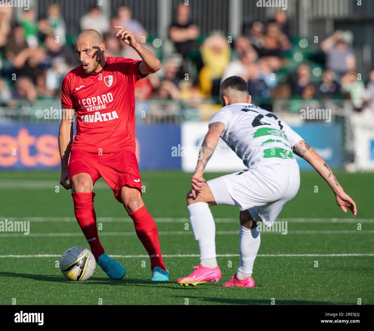 Park Hall, Oswestry, Shropshire, England, 25. Juli 2023. Swift Hesperanges Clément Couturier auf dem Ball während des New Saints of Oswestry Town & Llansantffraid Football Club/The New Saints (TNS)/Football Club Swift Hesperange in der zweiten Qualifikationsrunde 2023/2024 der UEFA Europa Conference League. (Bild: ©Cody Froggatt/Alamy Live News) Stockfoto