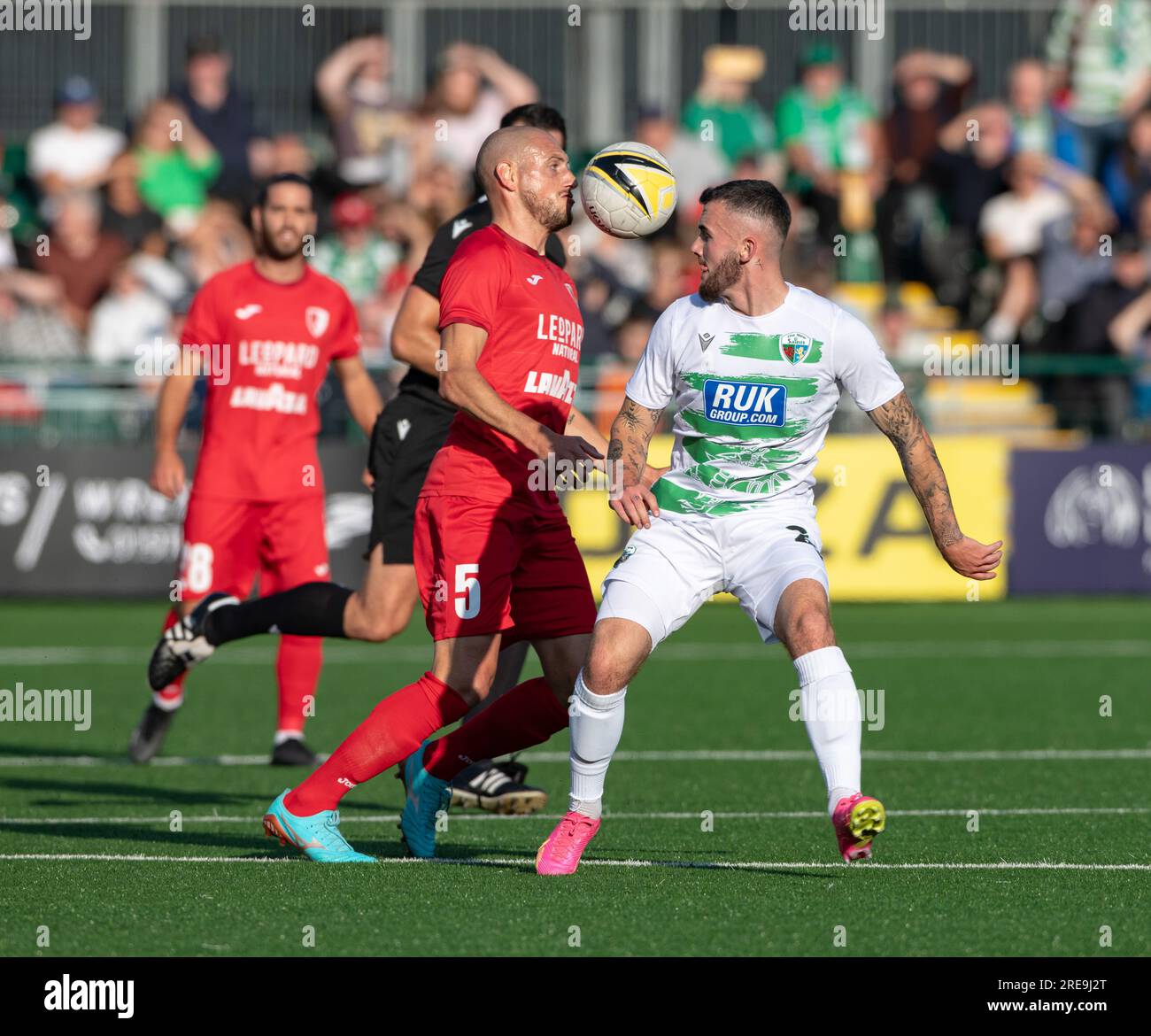 Park Hall, Oswestry, Shropshire, England, 25. Juli 2023. Swift Hesperanges Clément Couturier und die New Saints (TNS) Danny Davies kämpfen um den Ball während der zweiten Qualifikationsrunde der UEFA Europa Conference League in der zweiten Qualifikationsrunde 2023/2024 der New Saints Town & Llansantffraid Football Club/The New Saints (TNS) gegen Football Club Swift Hesperange. (Bild: ©Cody Froggatt/Alamy Live News) Stockfoto