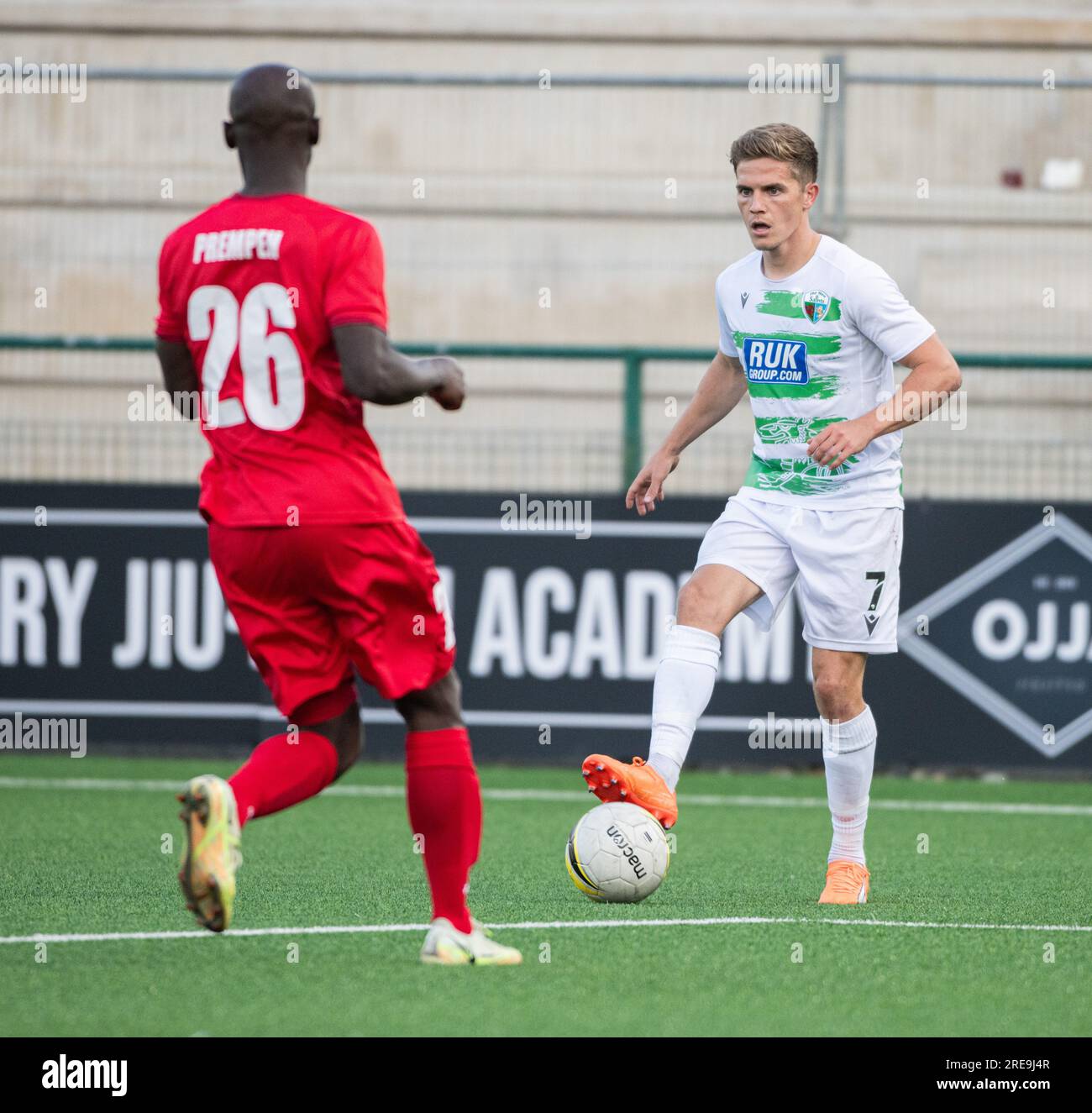 Park Hall, Oswestry, Shropshire, England, 25. Juli 2023. Die New Saints (TNS) Josh Daniels auf dem Ball, der New Saints of Oswestry Town & Llansantffraid Football Club/die New Saints (TNS)/Football Club Swift Hesperange in der zweiten Qualifikationsrunde 2023/2024 der UEFA Europa Conference League. (Bild: ©Cody Froggatt/Alamy Live News) Stockfoto