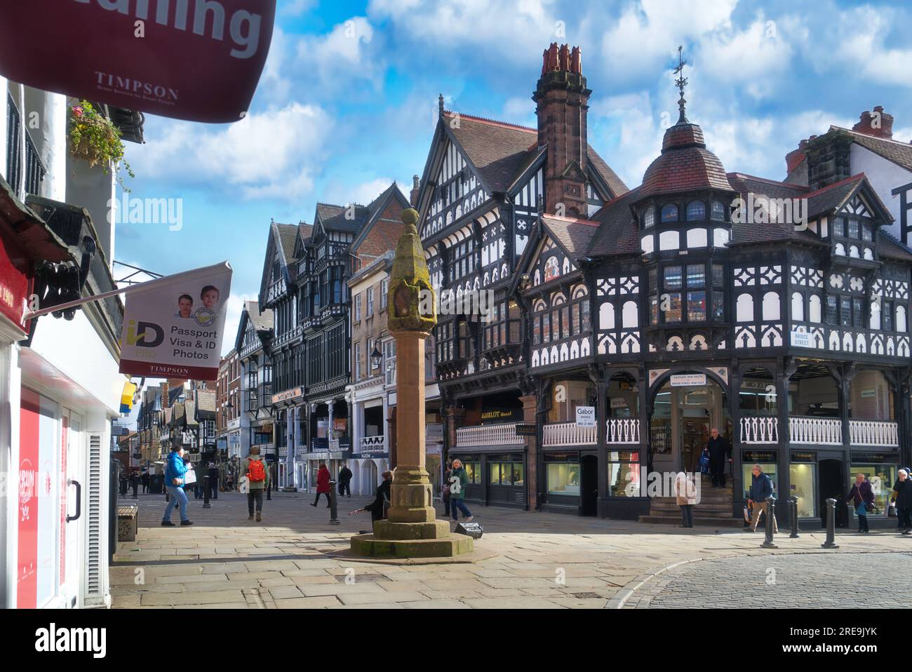 Chester Cross ist ein mittelalterliches Steinkreuz im Zentrum der Stadt, das sich an der Kreuzung von vier Hauptstraßen befindet. Chester City Centre, Cheshire, England. Stockfoto