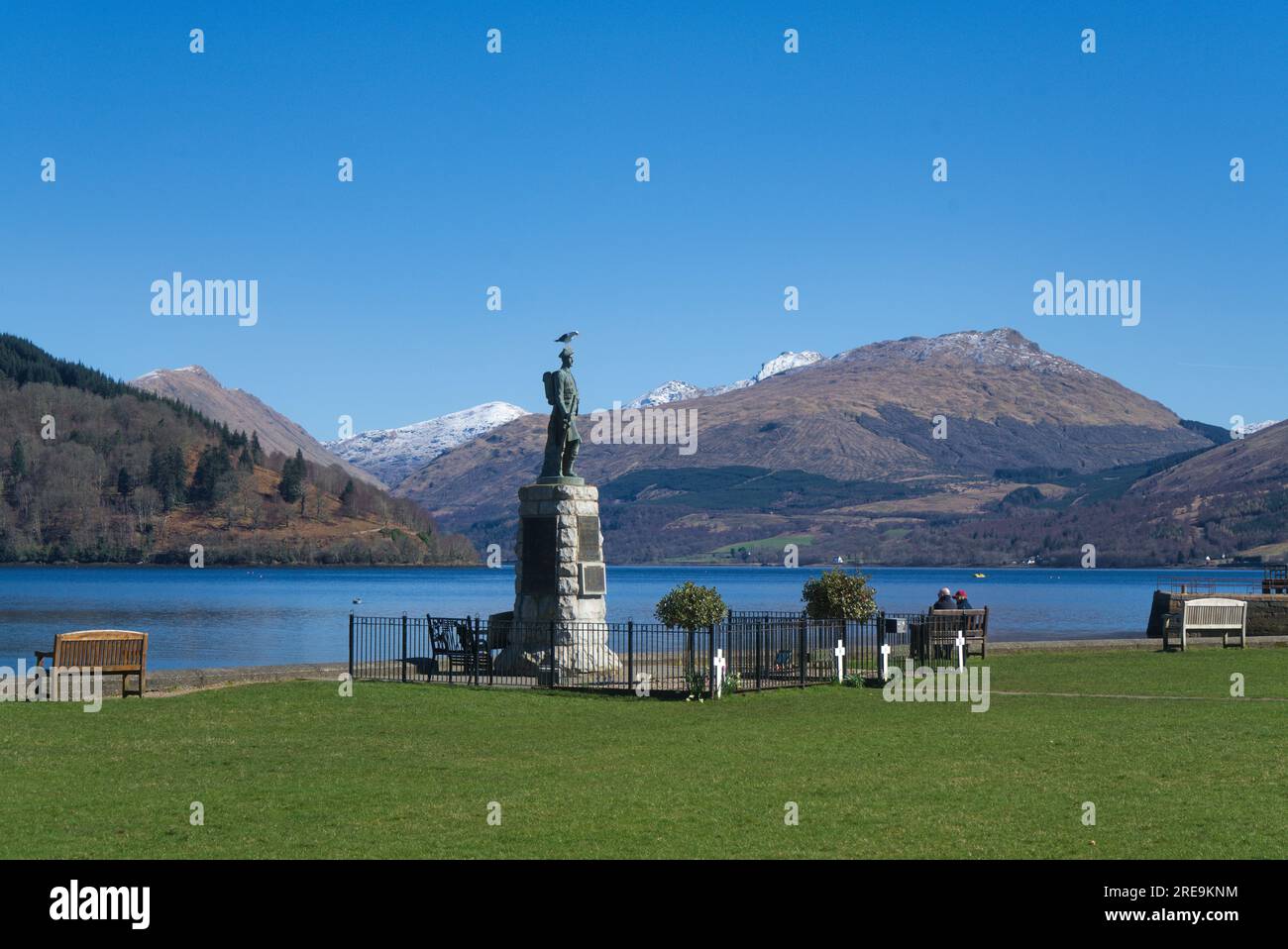 Blick nach Norden auf Loch Fyne vom Inveraray Lochside, Inveraray war Memorial am Lochside. Inveraray, Loch Fyne, Argyll und Bute; Schottland; Vereinigtes Königreich Stockfoto