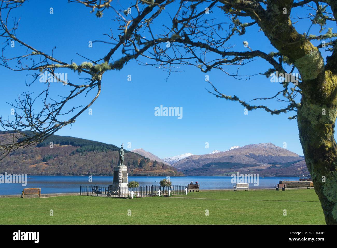 Blick nach Norden auf Loch Fyne vom Inveraray Lochside, Inveraray war Memorial am Lochside. Inveraray, Loch Fyne, Argyll und Bute; Schottland; Vereinigtes Königreich Stockfoto