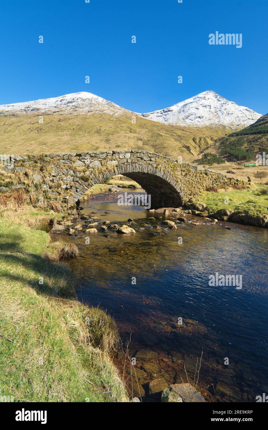 Die berühmte und historische Steinbrücke „Butter Bridge“ in der Nähe der „Rest and Be Thanksful“. Glen Kinglas bei Arrochar. Argyll und Bute; Schottland; Vereinigtes Königreich Stockfoto