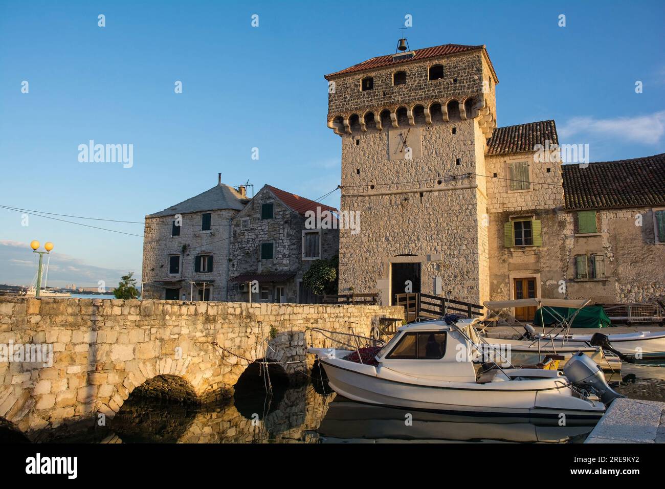 Kastilac in Kastel Gomilica, Kastela, Kroatien. Fort aus dem 16. Jahrhundert. Das Äußere wurde als Game of Thrones-Ort genutzt - die freie Stadt Braavos Stockfoto