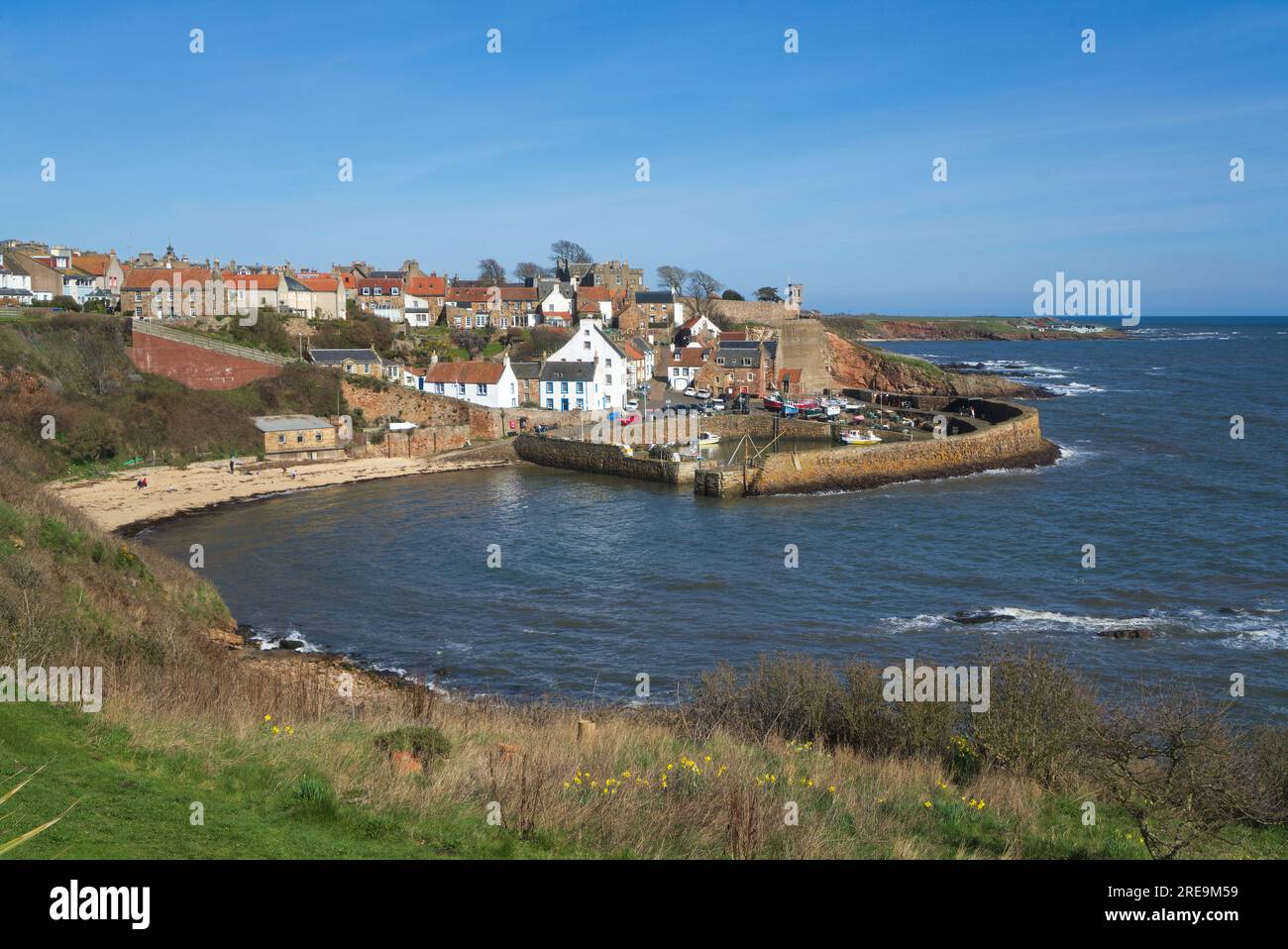 Crail Hafen. Crail ist eines der alten Pfannendächer der East Neuk of Fife. Kleine Boote und Fischernetze. Crail, Fife, Schottland, Großbritannien Stockfoto