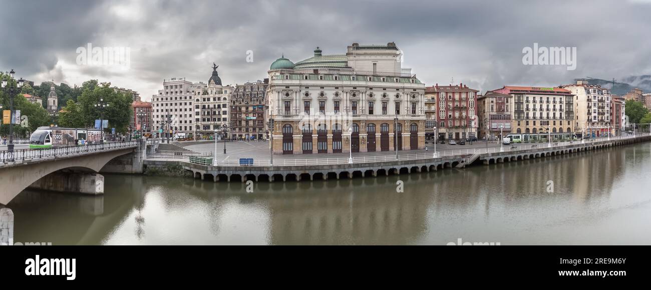 Bilbao Spanien - 07 05 2021 Uhr: Panoramablick von außen auf den Arriaga-Platz, einen berühmten platz am Casco Viejo, das Arriaga-Theater, die Brücke und den Fluss Nervión Bi Stockfoto