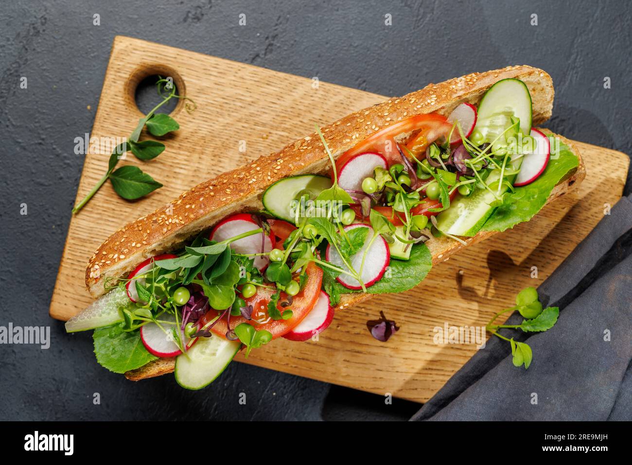 Köstliches vegetarisches Sandwich gefüllt mit einem frischen Baguette, gefüllt mit Geschmack und gesunden Zutaten Stockfoto