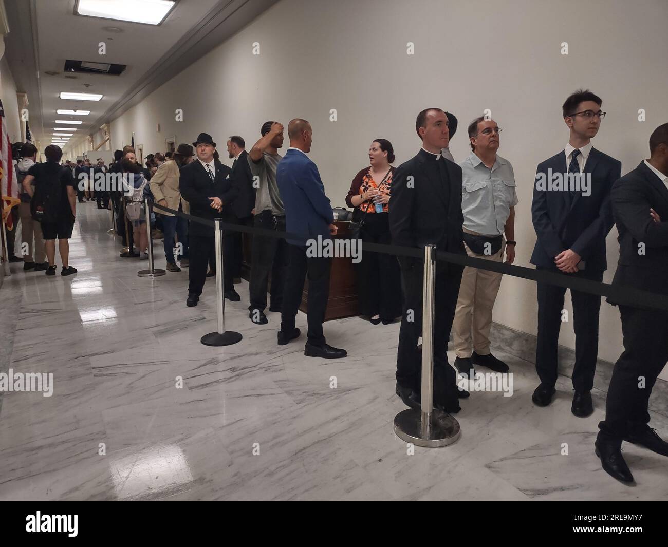 Rayburn House Office Building, 45 Independence Ave, Washington DC, 20515. 26. Juli 2023. Mit langen Besucherbeiträgen beginnt das US House of Representatives Committee on Oversight historische Anhörungen, um neue Erkenntnisse von wichtigen Pentagon- und militärischen Hinweisgebern zu gewinnen, während sie erstaunliche neue Informationen über Unidentified Aerial Phenomena (UAP) enthüllen, einschließlich der bekannten Erfassung von UFO-Fahrzeugen für strategische Technologiezwecke. Kredit: ©Julia Mineeva/EGBN TV News/Alamy Live News Stockfoto