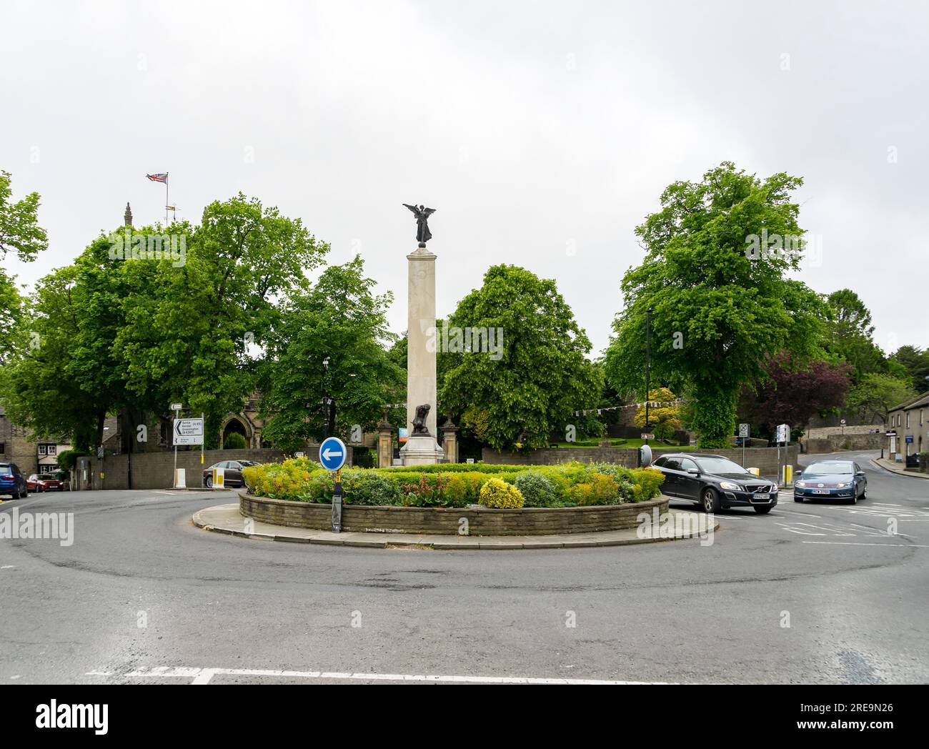 Großer Kreisverkehr Kreuzung von drei Hauptstraßen, Skipton Stadtzentrum, Skipton, North Yorkshire, England, UK Stockfoto