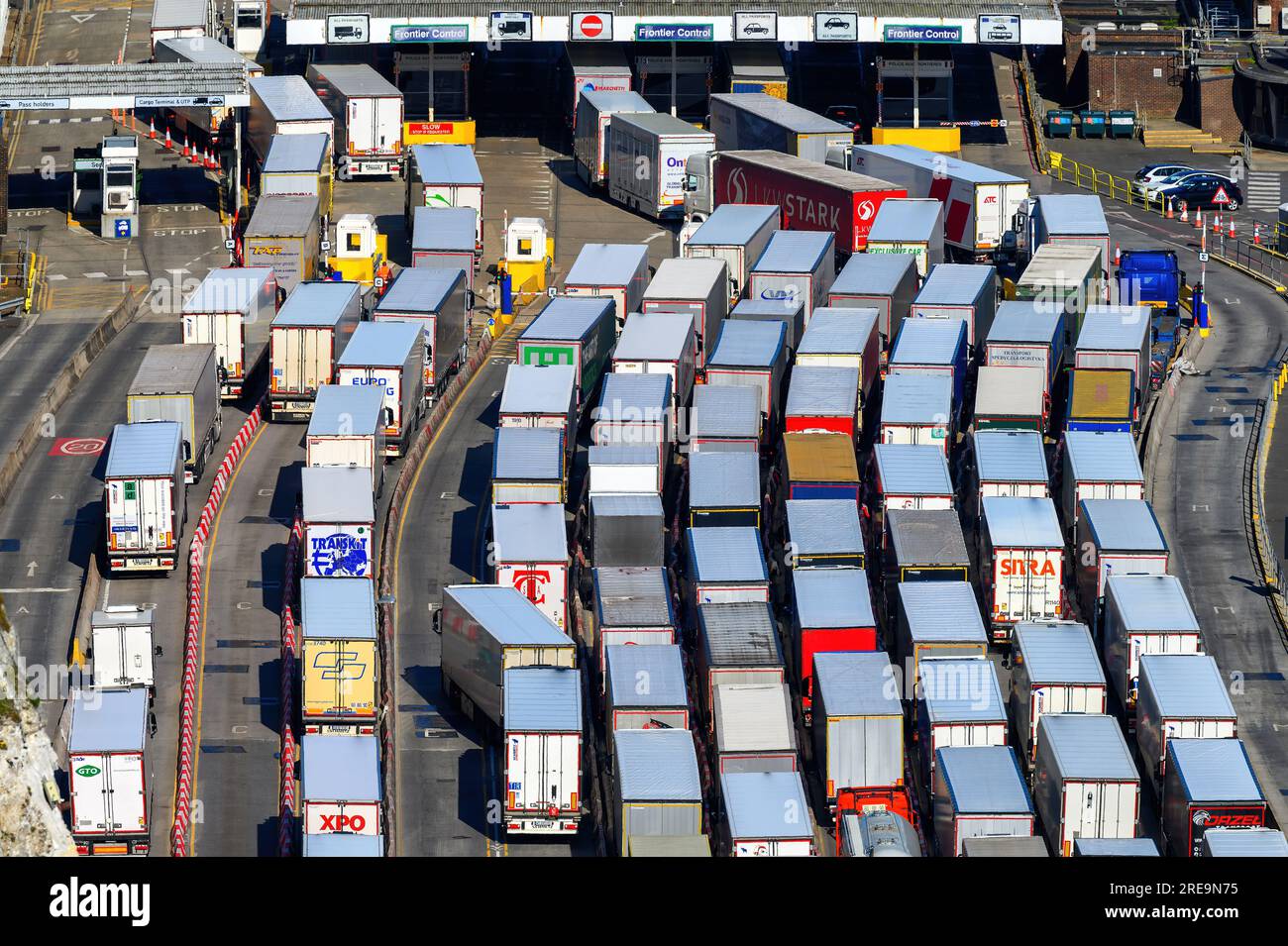 Lastwagen, die sich zur Zollabfertigung im Hafen von Dover anstellen. Stockfoto