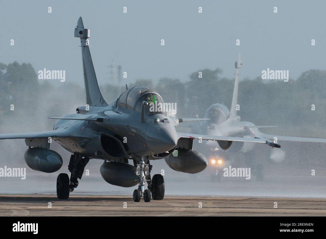 Shintomi, Japan. 26. Juli 2023. Zwei Rafale der französischen Luft- und Weltraumstreitkräfte treffen am Flugplatz Nyutabaru in der Präfektur Miyazaki, Japan, am Mittwoch, den 26. Juli 2023 ein. Die beiden Dassault Rafale Transportflugzeuge A400M Atlas und der Lufttanker A330 MRTT der French Air and Space Force nehmen am 26. Bis 29. Juli in Japan an der gemeinsamen Übung mit der Japan Air Self Defense Force Teil. Foto: Keizo Mori/UPI Credit: UPI/Alamy Live News Stockfoto