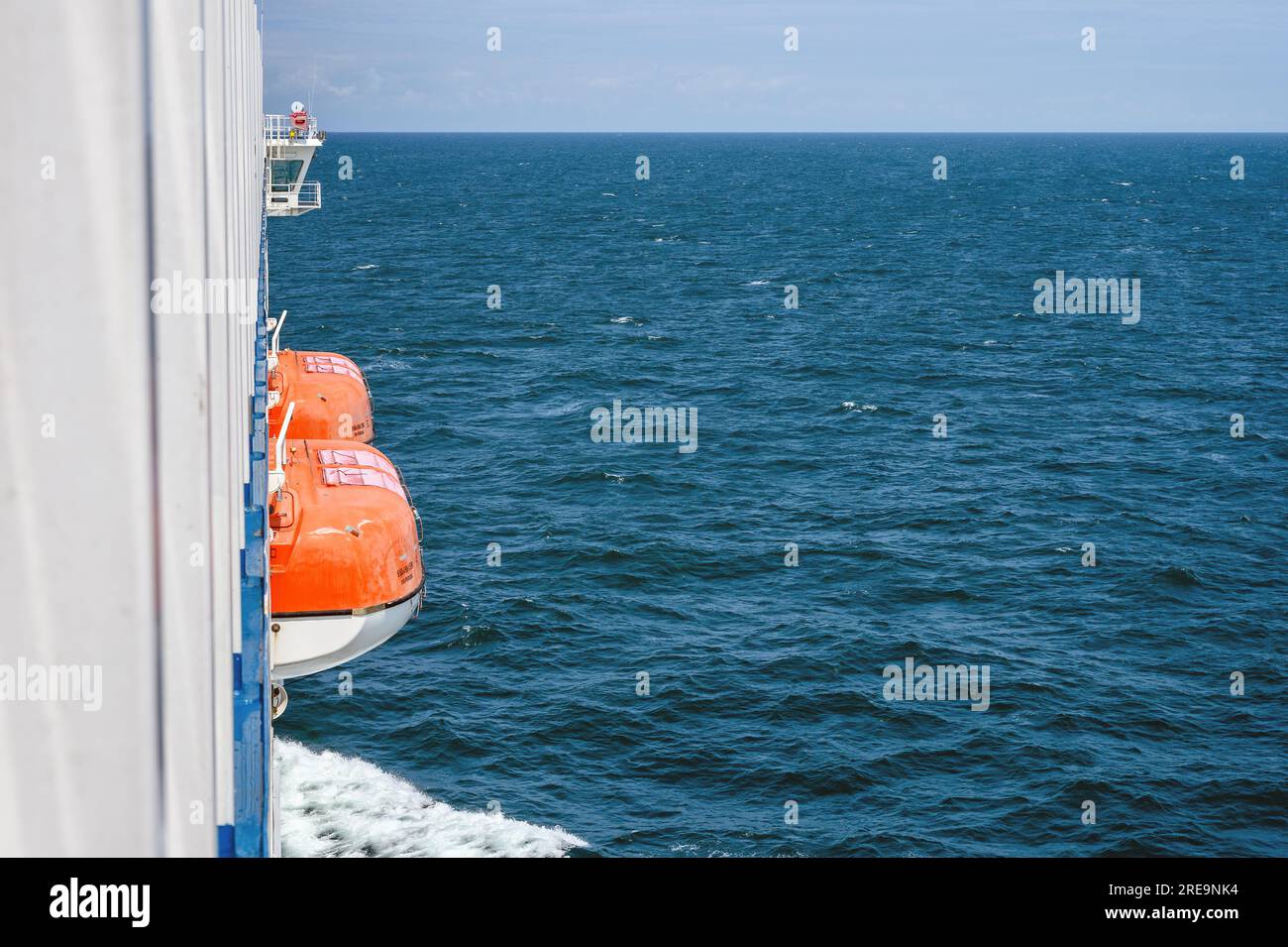 Ein Blick auf das Meer von Bord der Kanalfähre Galicia, die Rettungsboote und die Brücke zeigt. Stockfoto