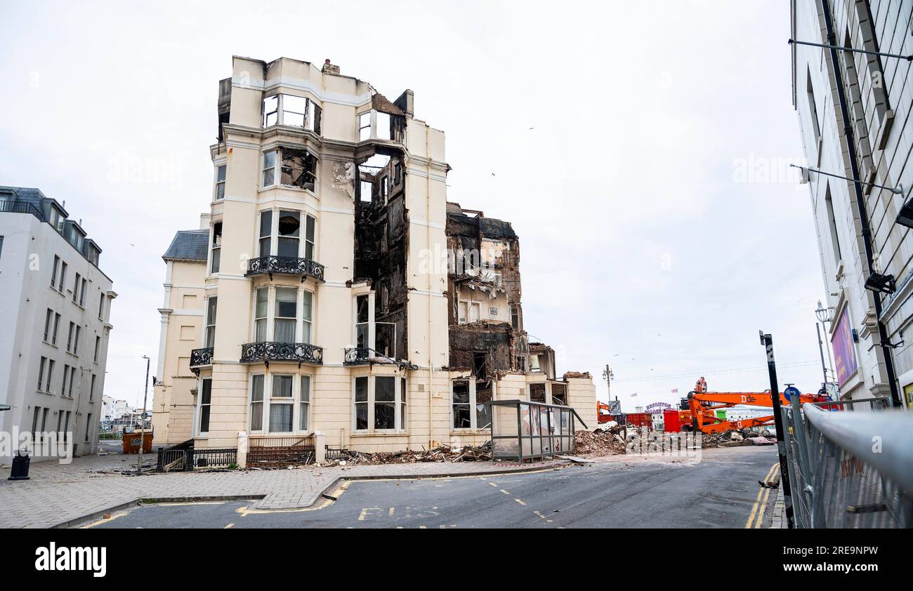 Brighton UK, 26. Juli 2023 - im Royal Albion Hotel an der Küste von Brighton wurden ausgebrannte Zimmer enthüllt, da Abrissarbeiten durchgeführt wurden, nachdem sie Anfang Juli durch ein Feuer ausgelöscht wurden : Credit Simon Dack / Alamy Live News Stockfoto