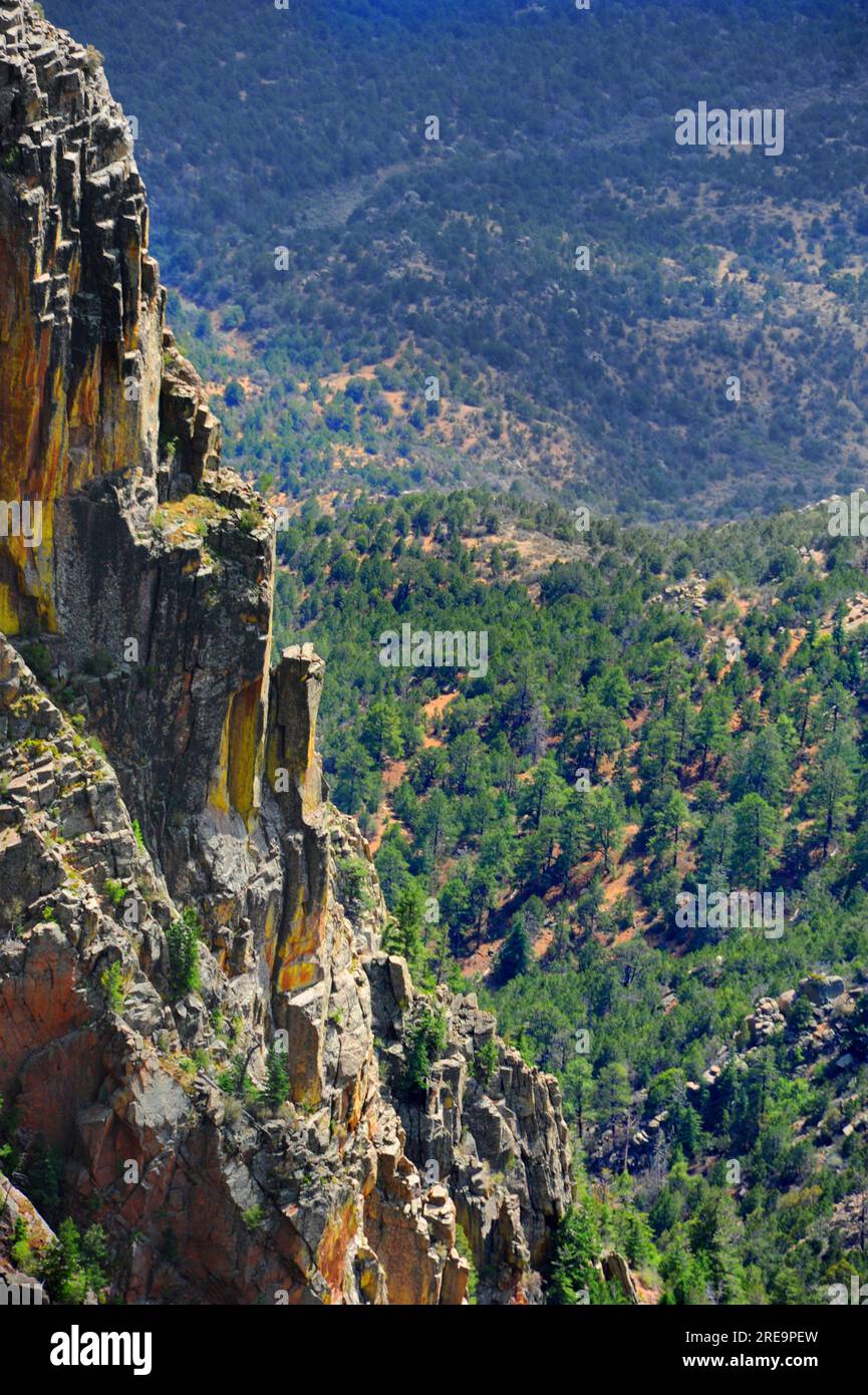 Diese zerklüftete Felswand der Sandia Mountains bietet einen Blick von der Sandia Peak Tramride in Albuquerque, New Mexico. Stockfoto