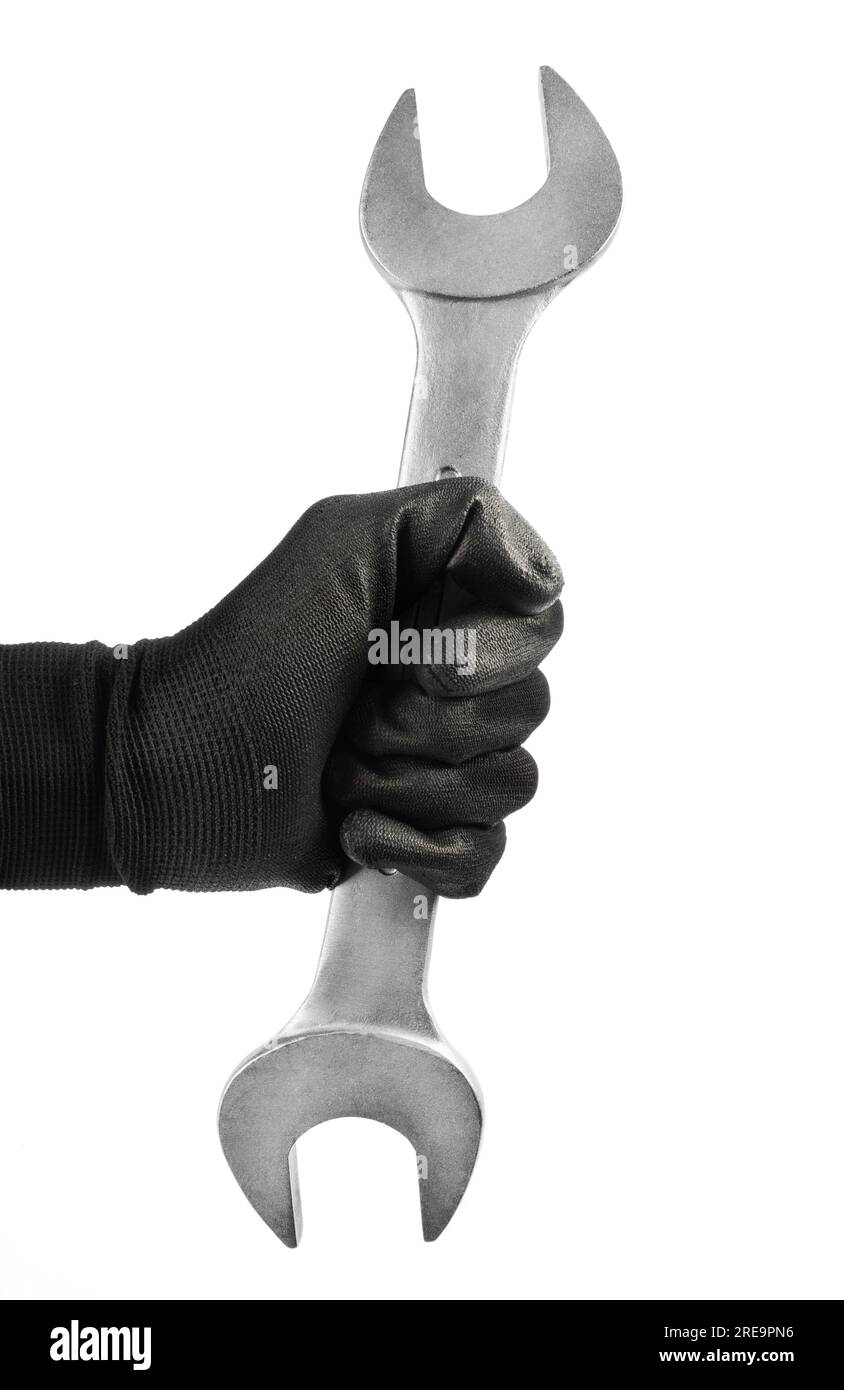 Die Hand eines Mannes in einem Arbeitshandschuh hält einen Schraubenschlüssel isoliert auf weißem Hintergrund Stockfoto