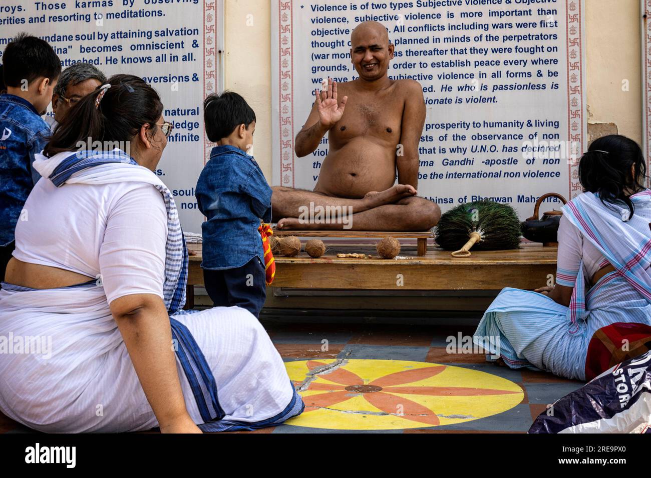 Der Jainismus, eine indische Religion, ist eine der ältesten Religionen, die noch heute praktiziert werden. Die drei Hauptsäulen des Jainismus sind ahiṃsā (Gewaltlosigkeit), anekāntavāda (Nichtabsolutismus) und Aparigraha (Askettizismus). Die Religion hat etwa fünf Millionen Anhänger, bekannt als Jains, die hauptsächlich in Indien leben. Einige der größten Jain-Gemeinden befinden sich in Kanada, Europa und den Vereinigten Staaten. Indien. Stockfoto