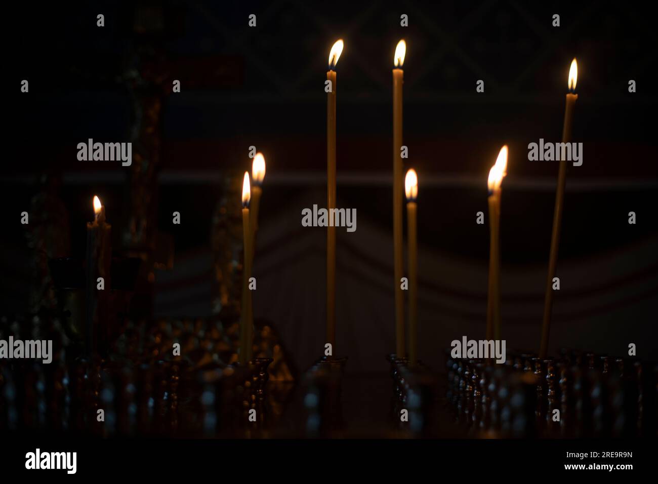 Kerzen in der Kirche. Kerzen in der orthodoxen Kirche. Licht im Dunkeln. Religiöser Ritus. Kerzenflammen. Stockfoto Kerzen in der Kirche. Kerzen in der orthodoxen Kirche. Licht im Dunkeln. Religiöser Ritus. Kerzenflammen. Stockfoto