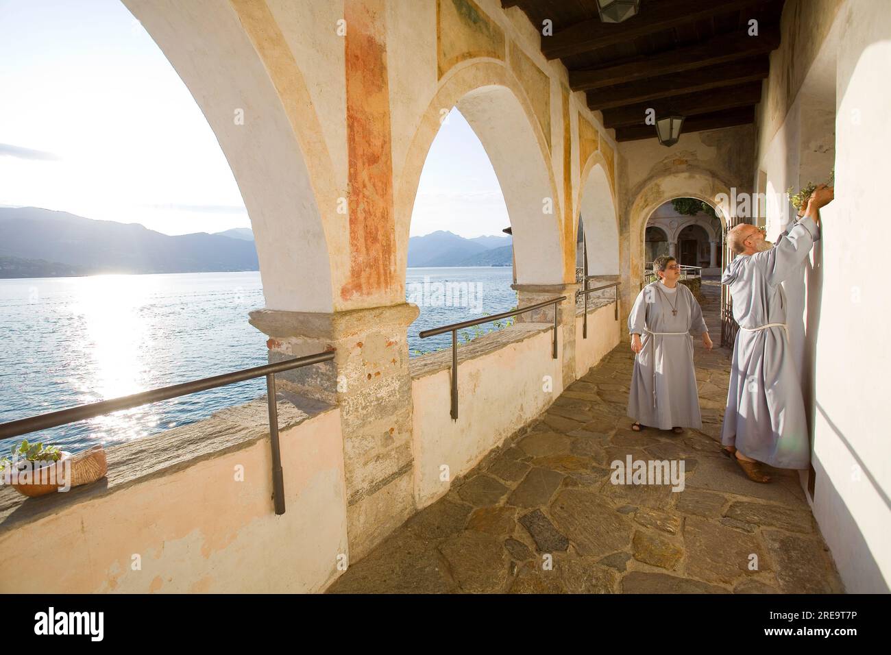 Blick auf Santa Caterina del Sasso, ein römisch-katholisches Kloster am östlichen Ufer des Lago Maggiore, Leggiuno, Italien. Stockfoto