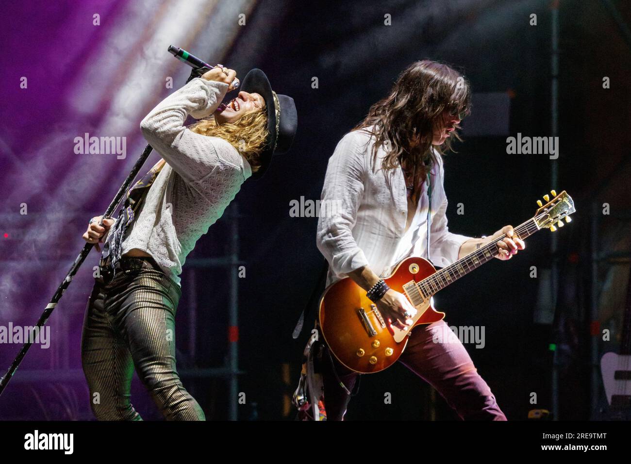 Marc LaBelle, Leadgesang und John Notto Gitarre von The Dirty Honey, amerikanische Rockband aus Los Angeles, in einem Konzert am 09. Juli 2023 im Pistoia Blues auf der Piazza Duomo Pistoia (Foto von Andrea Martini/NurPhoto) Kredit: NurPhoto SRL/Alamy Live News Stockfoto