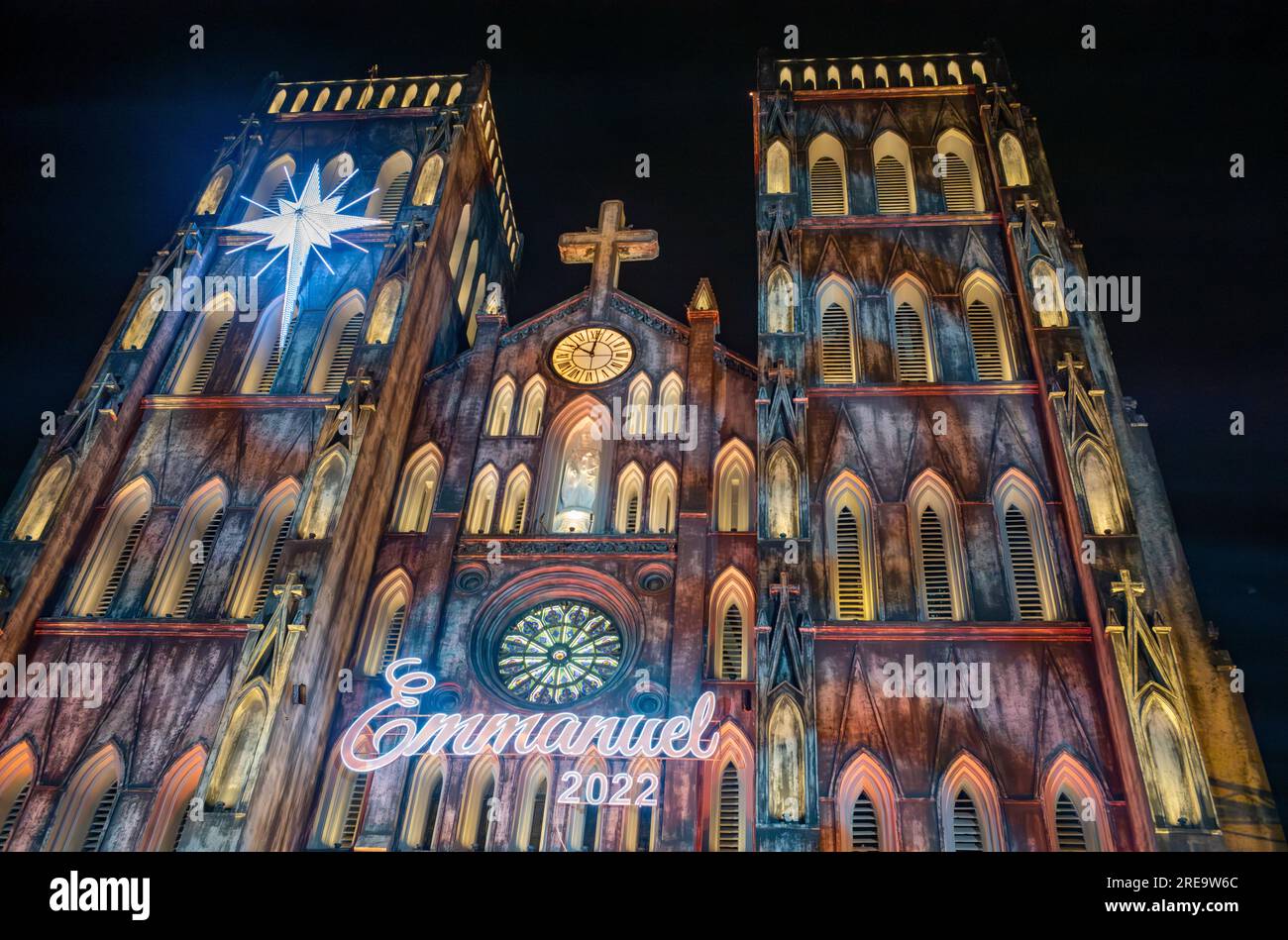 Die Vorderseite der St. Joseph's Cathedral im Zentrum von Hanoi, Vietnam, ist zu Weihnachten beleuchtet. Obwohl Vietnam ein kommunistisches Land ist, hat es a la Stockfoto