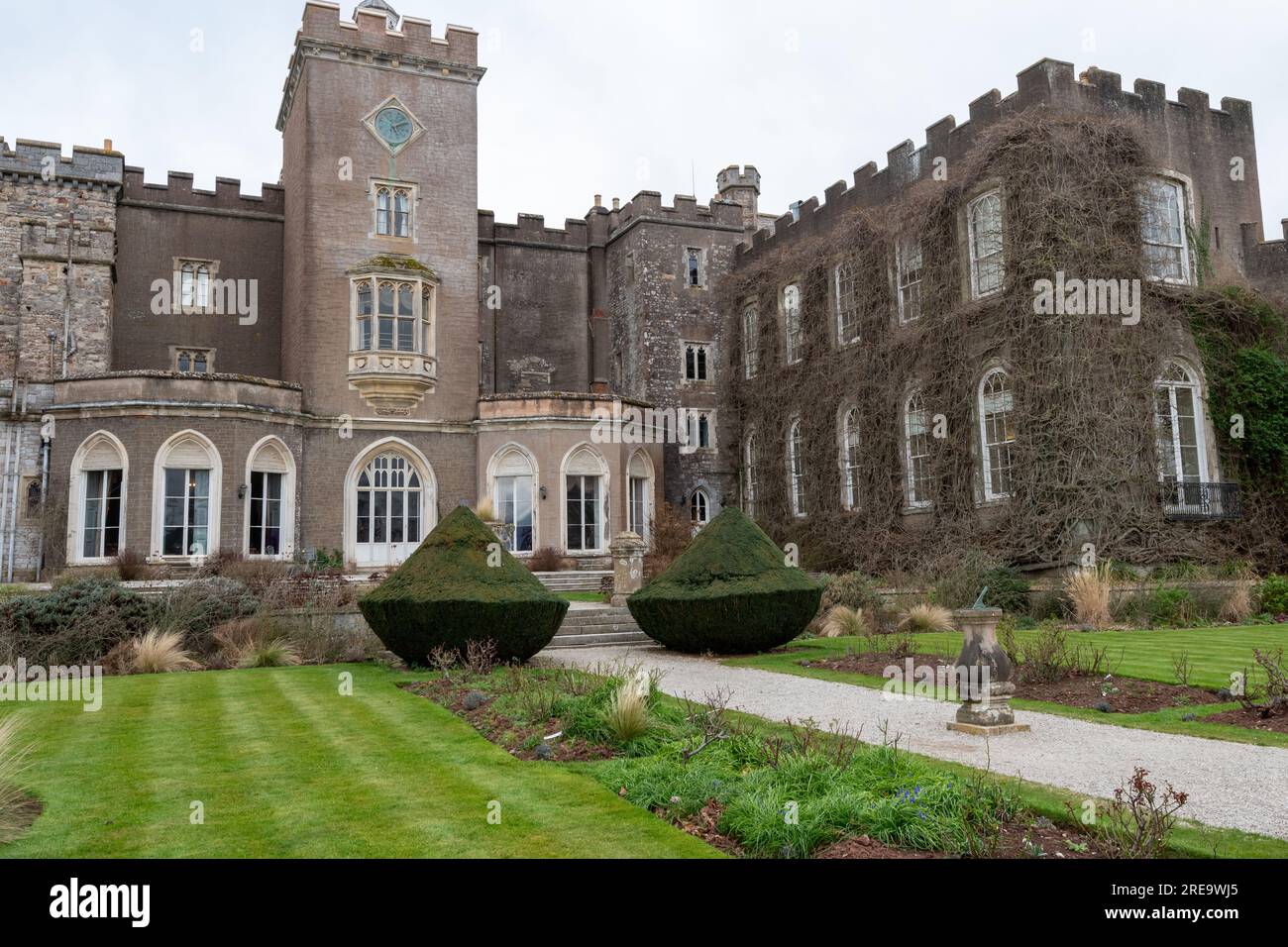 Kenton.Devon.Vereinigtes Königreich.Februar 17. 2023.Foto der Ostfront von Powderham Castle in Devon Stockfoto