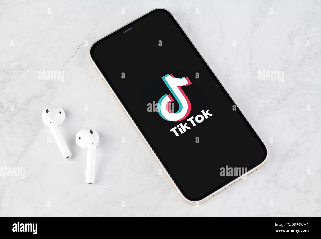 Antalya, Türkei - 26. Juli 2023: TikTok-Logo auf dem Smartphone-Display des iPhone 13 Pro mit schwarzem Hintergrund Stockfoto