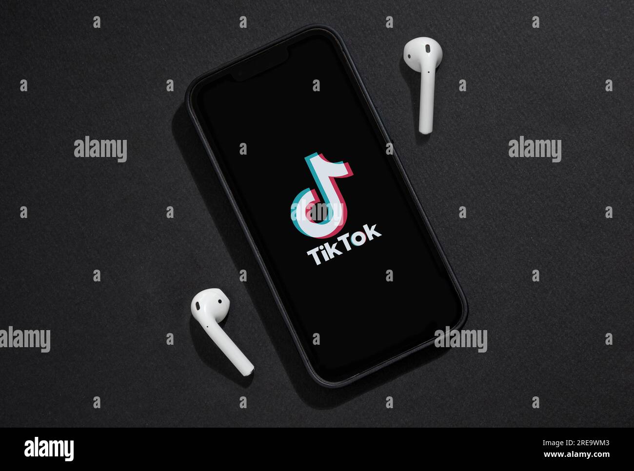 Antalya, Türkei - 26. Juli 2023: TikTok-Logo auf dem Smartphone-Display des iPhone 13 Pro mit schwarzem Hintergrund Stockfoto