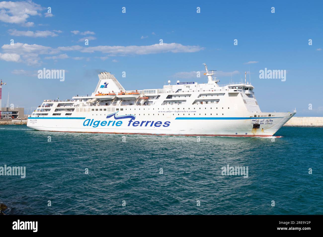 Fähre Tariq Ibn Ziyad von der Firma Algerie Ferries verlässt den Hafen von Barcelona. 25. Juli 2023. Stockfoto