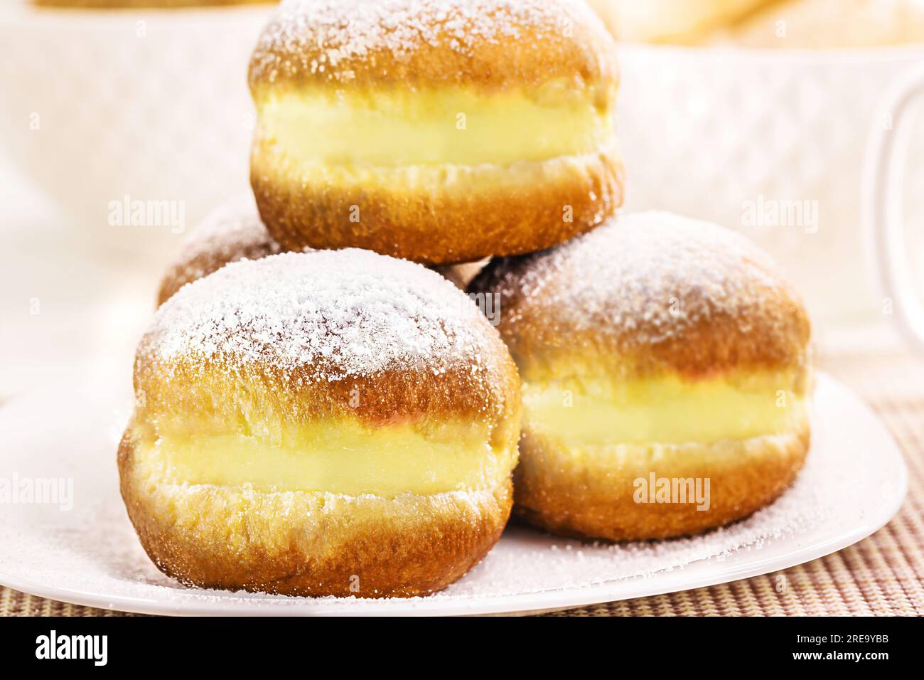 Süßes Brot mit Zuckercreme und Ei, brasilianischer frittierter Donut genannt Bäckerei 'Traum', in deutschland heißt es Berliner Eierlikör oder Kreppel-Eierli Stockfoto