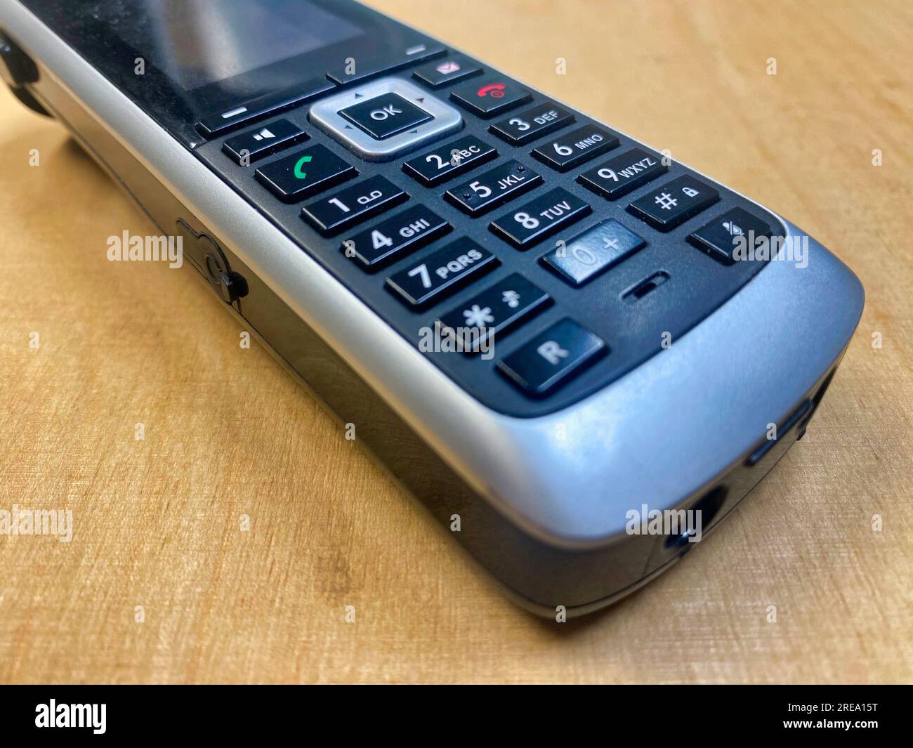 Schnurloses Bürotelefon auf einem Schreibtisch Stockfoto