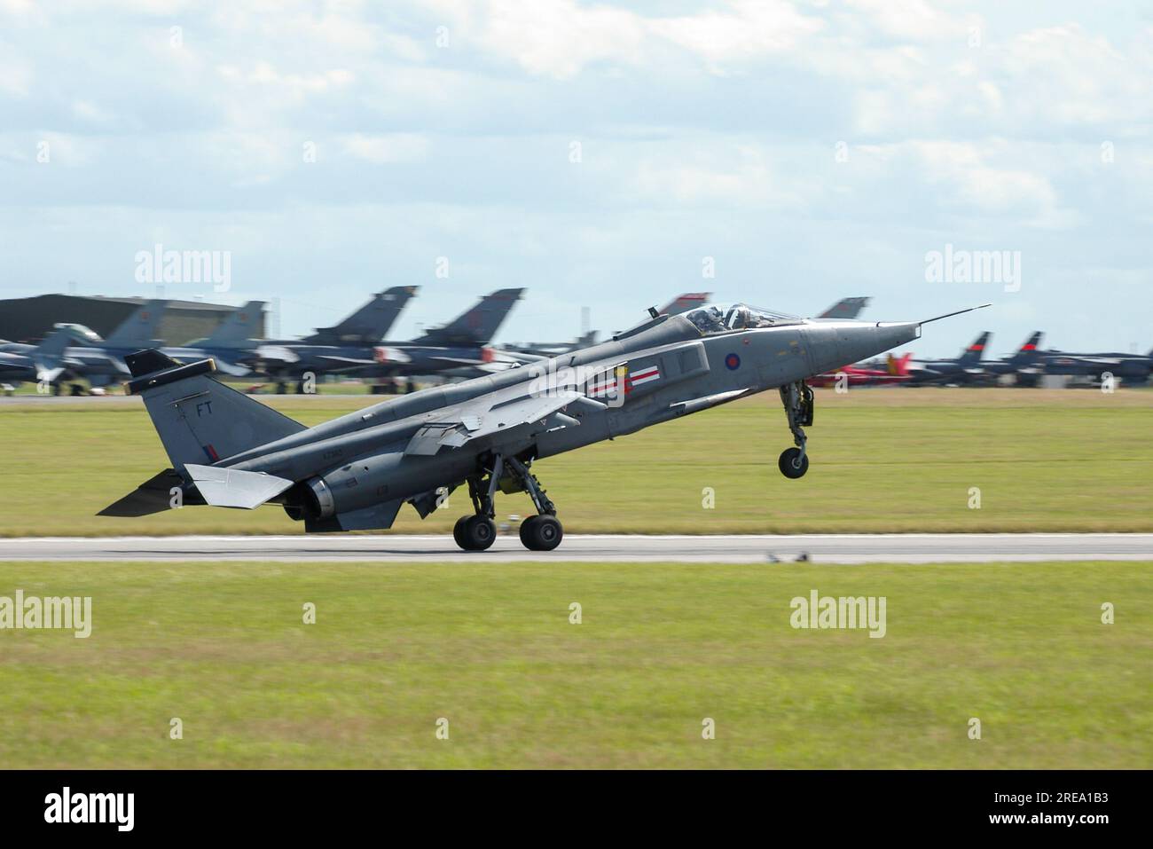 SEPECAT Jaguar GR3A Kampfflugzeug XZ385 landet auf der RAF Waddington für die International Airshow, Großbritannien. Nase angehoben für aerodynamisches Bremsen Stockfoto