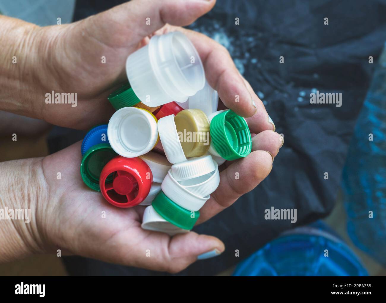 Vertikale Makroaufnahme eines Reagenzglases mit Mikroplastik, das vom Strand gesammelt wurde. Konzept der Wasserverschmutzung und der Industrieabfallbewirtschaftung. Stockfoto